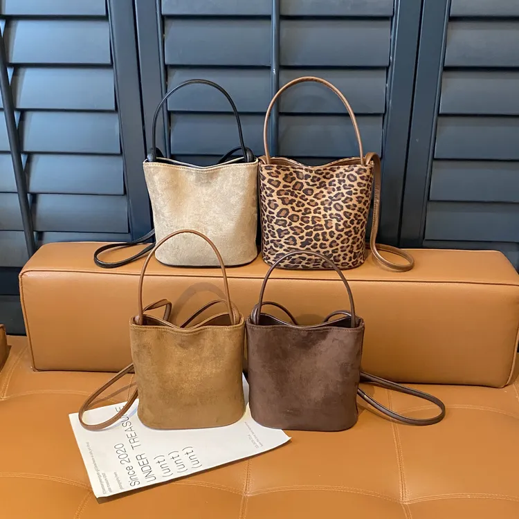 韩系ins风爆款单肩斜挎麂皮绒小水桶包百搭通勤手拎女包F122