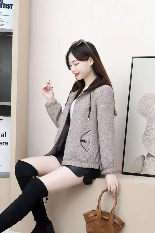专柜正品秋冬新款时尚加厚连帽妈妈休闲外套女修身显瘦百搭上衣