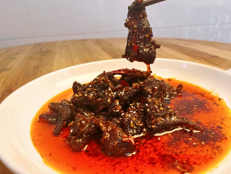 鲜香藤椒牛肉条嚼劲十足适合当夜宵搭子的美味牛肉干