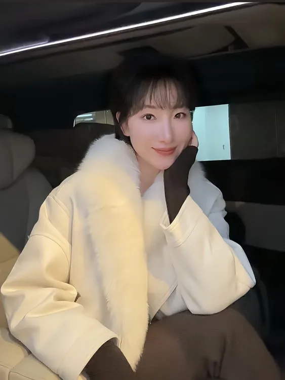 【郝洁】“冰雪女王”气质高雅保暖舒适大狐狸毛领羽绒服9599