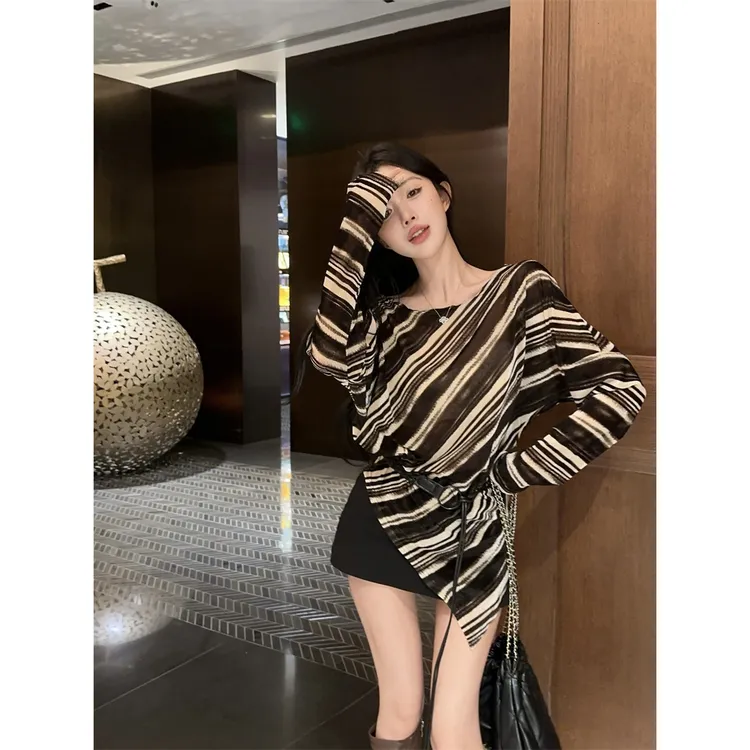 早秋别致撞色条纹斜领露肩长袖t恤女设计感不规则配腰带绝美上衣