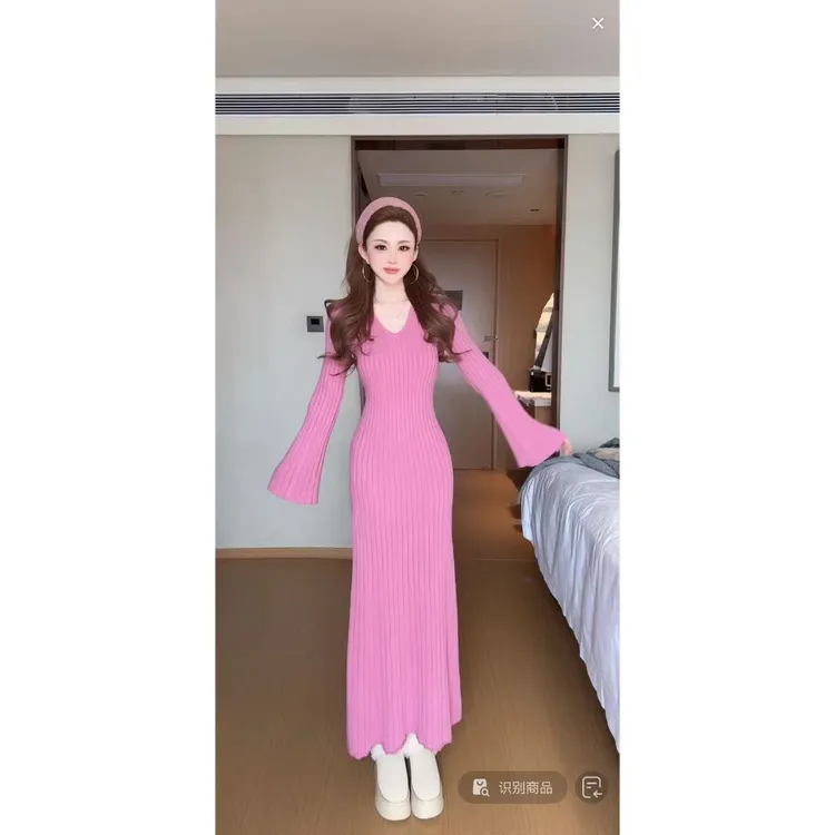 曼曼【姐姐曲线殺】V领复古喇叭袖腰带收腰坑条针织连衣裙女251112#