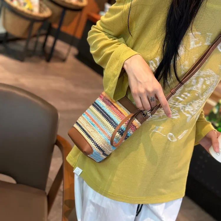 商场同款肩背斜挎手机小包女款新款夏季时尚极简风水桶背包女包