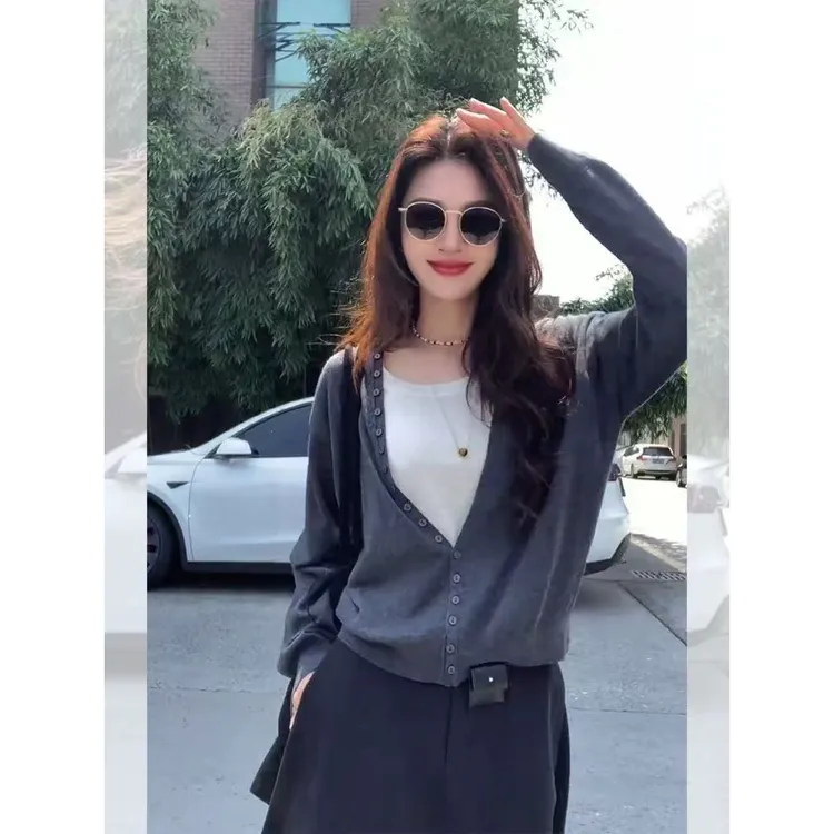 韩系灰色假两件拼接长袖针织衫女早秋穿搭设计感小众短款正肩上衣