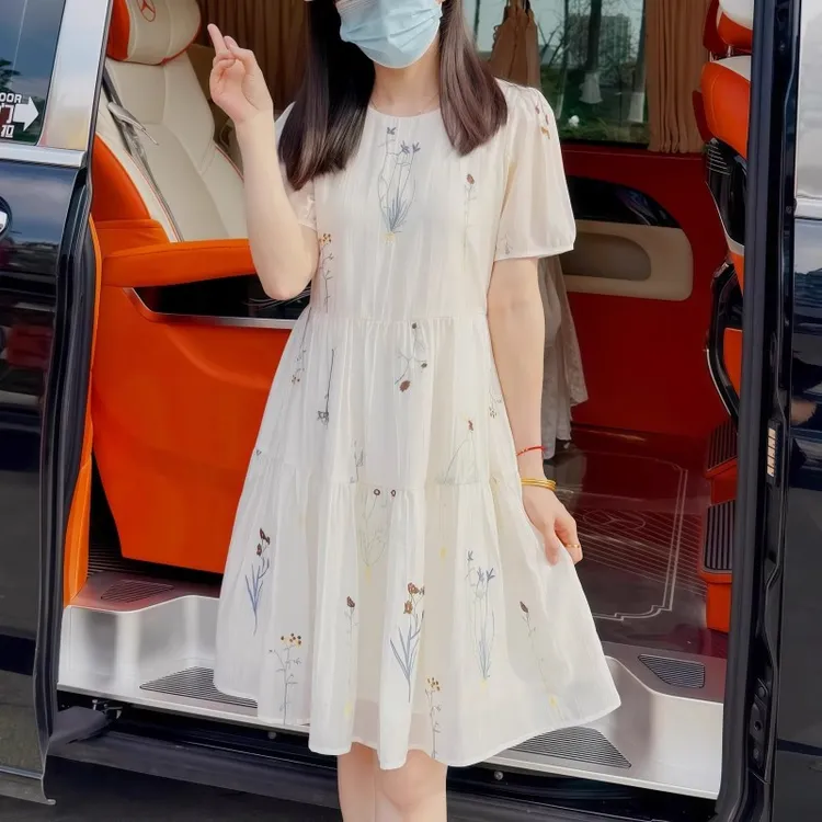 法式小清新2025夏季新款超好看绣花连衣裙圆领短袖高级感百搭短裙