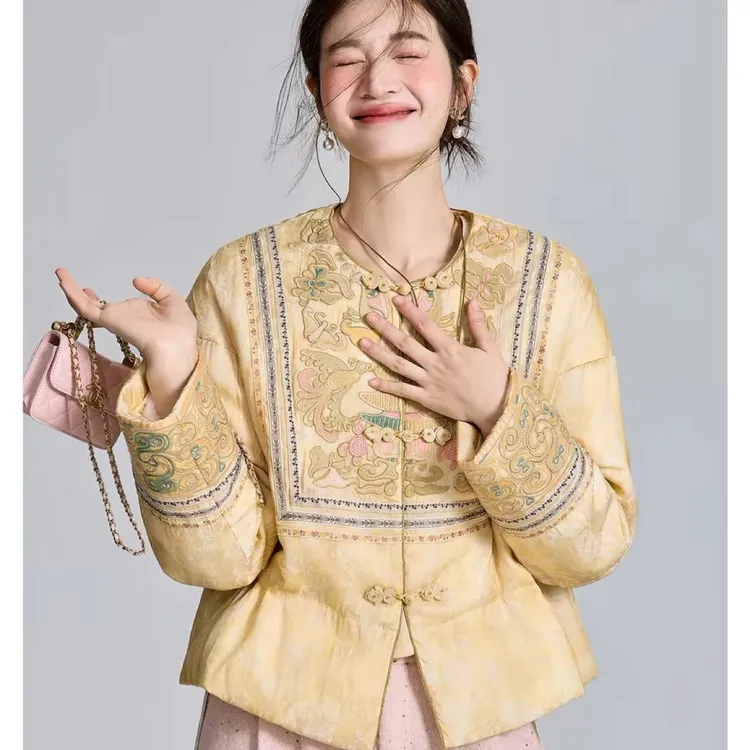 DY3319樱美嘉90白鹅绒服羽绒新中式秋冬新款圆领外套女刺绣