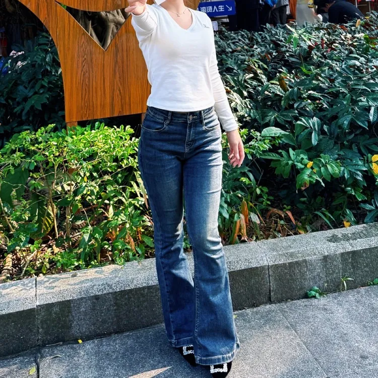 深蓝加绒微喇牛仔裤女中低腰秋冬季新款修身显瘦遮肉弹力喇叭长裤