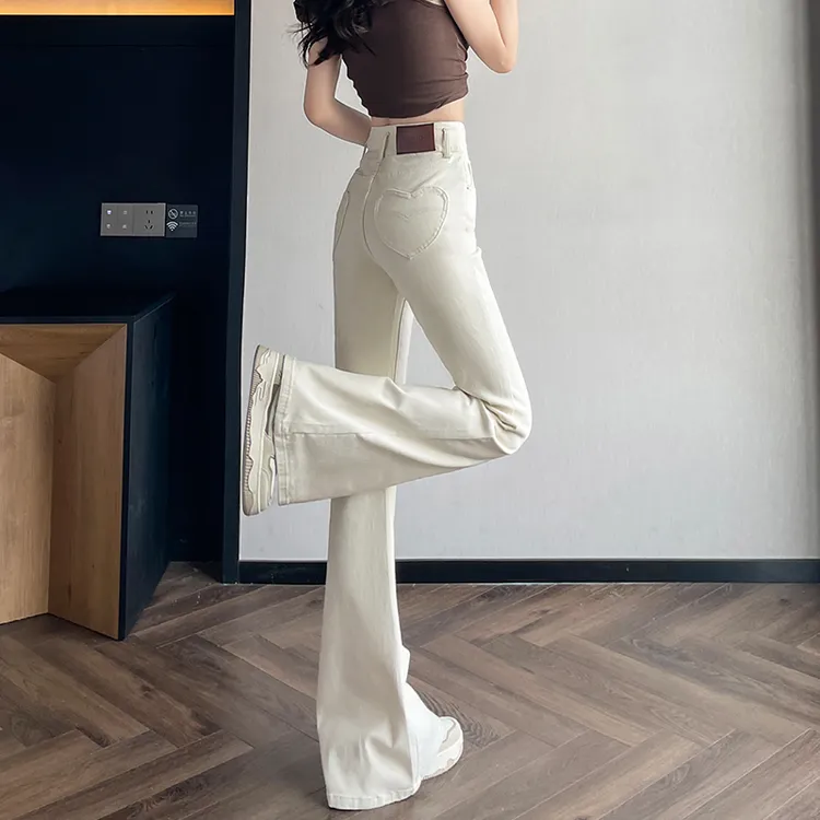 蜜蜜穿搭米白色微喇牛仔裤女2025冬加绒设计感爱心后袋白色喇叭裤