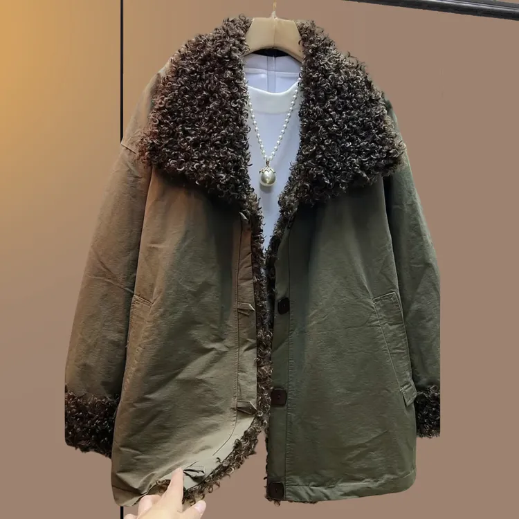 秋冬季大码女装胖妹妹遮肉显瘦宽松时尚简约军绿色拼咖毛纽扣外套