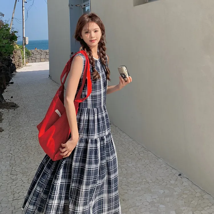 复古格子连衣裙女2025夏新款休闲俏皮韩版无袖显瘦过膝长裙送包包
