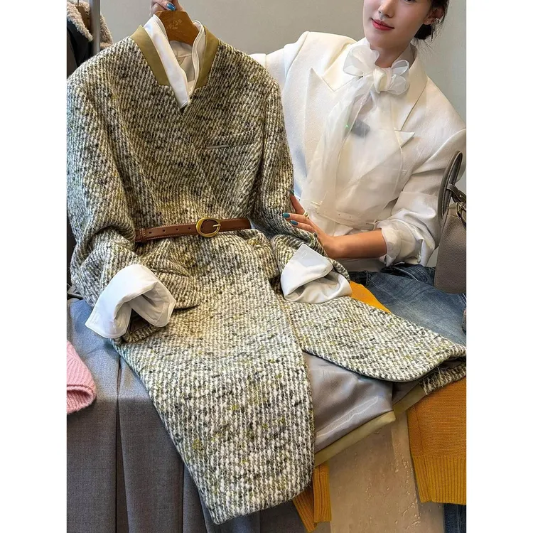 拼接绿色长款毛呢大衣女2025超火冬装独特漂亮高级感小香风厚外套