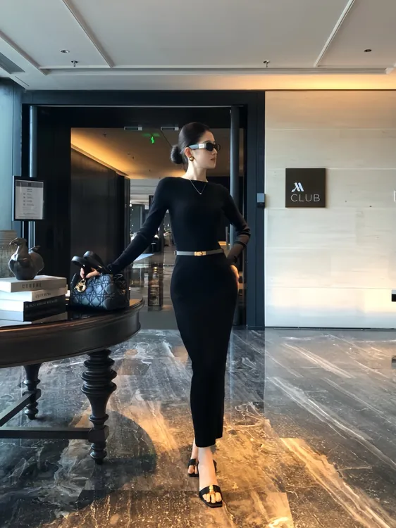 高级感黑色针织连衣裙女秋冬新款气质圆领长袖修身显瘦包臀打底裙