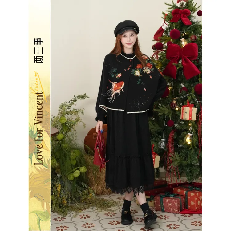 两三事鲤跃芳庭晚宴场合女装【新年战袍】2026金鱼文艺高级毛衣斗篷