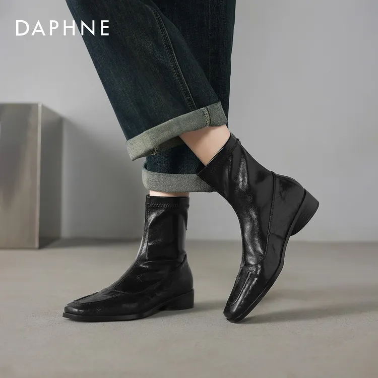 达芙妮黑色方头短靴女平底气质瘦瘦靴子2026新款秋冬季复古马丁靴