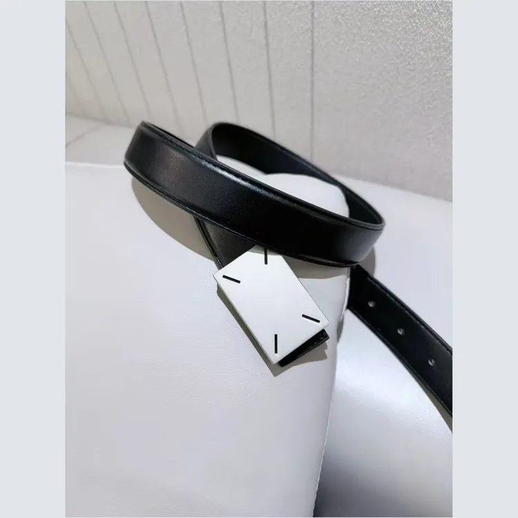 女士皮带黑色五金头皮带极简风珍珠白历色打孔可调节款式
