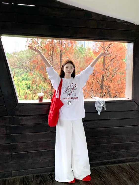 早秋线条狗狗印花长袖T恤女韩版新款宽松巨好看高级感打底衫上衣
