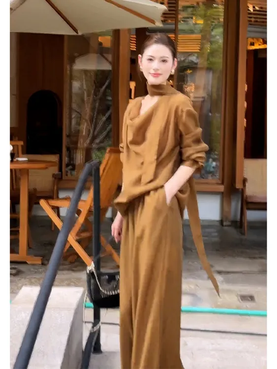 气质一整套温柔富家千金感穿搭独特漂亮棕色荡领上衣阔腿裤套装女