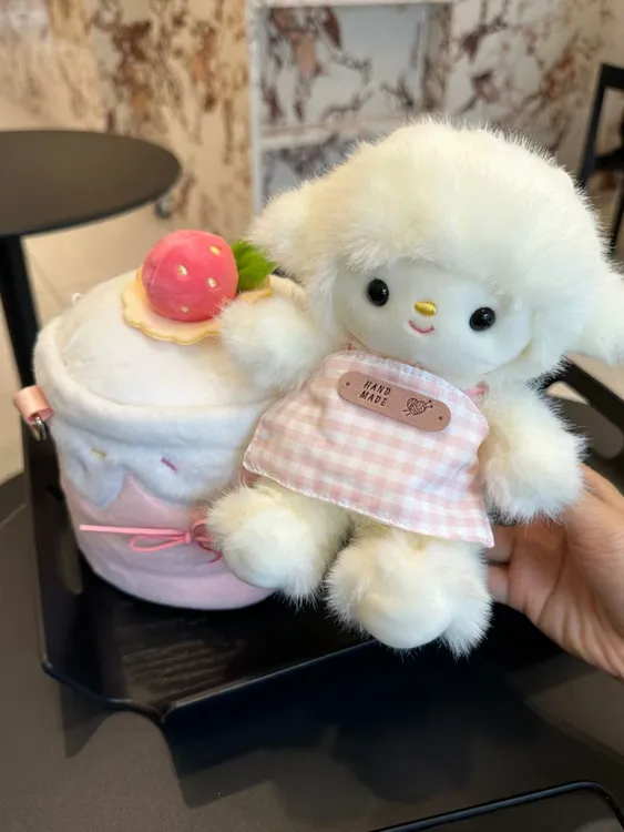 零零和猫羊你一杯子小羊毛绒玩具公仔包包可爱小动物玩偶毛绒公仔