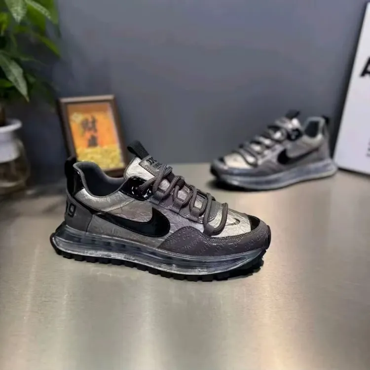 秋冬新款2025低帮百搭透气男鞋舒适软底板鞋潮流时尚运动风休闲鞋