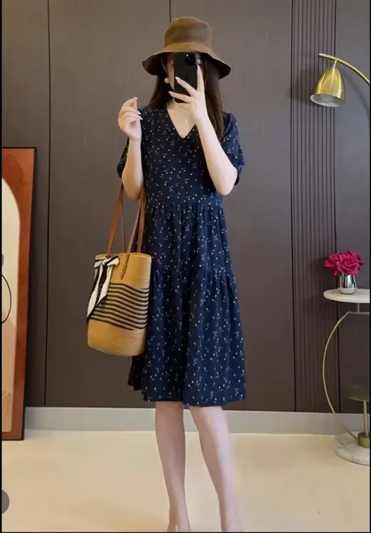 法式碎花复古v领连衣裙女2025夏季新款显瘦a字裙休闲气质中长裙