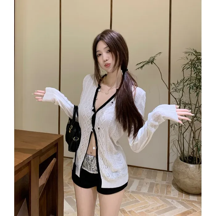 撞色纯欲镂空v领长袖针织开衫女秋季套装蕾丝拼接直筒短裤两件套