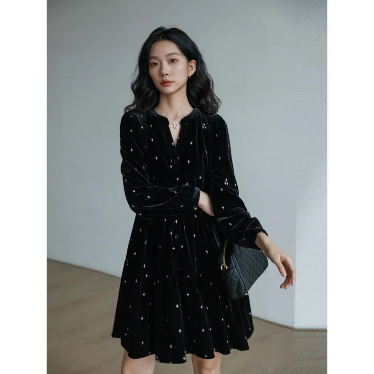 法式黑色显瘦丝绒连衣裙女春秋季赫本风气质高级感小个子复古裙子
