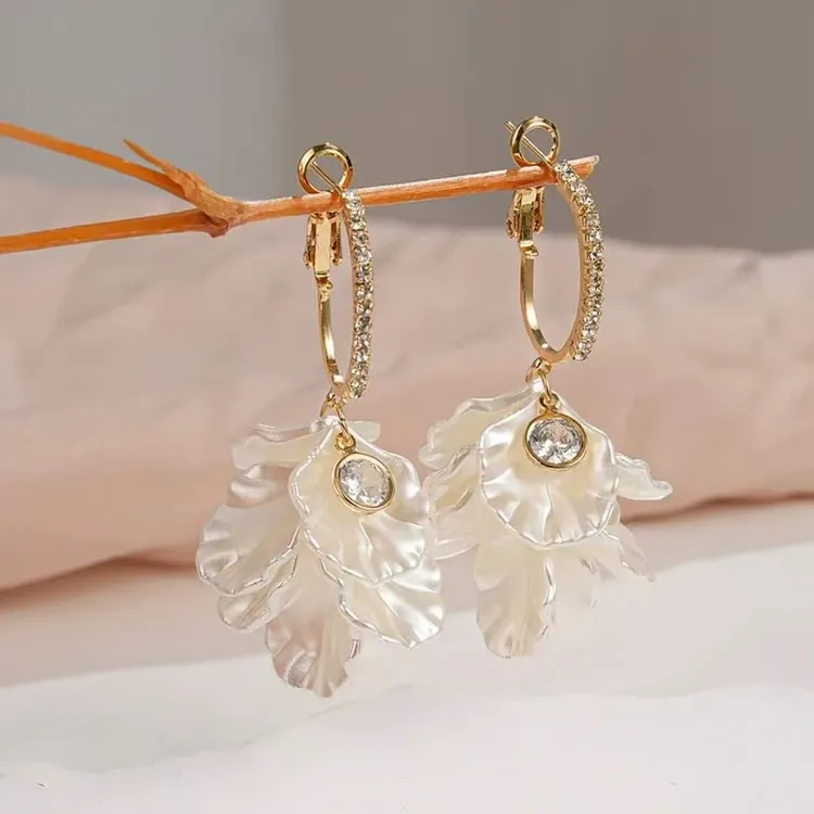 铜合金树脂耳饰 超仙~温柔白色花瓣耳扣耳环时尚轻奢长款耳饰耳环