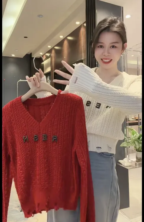 休闲慵懒风V领字母钉珠针织衫女欧货新款设计感短款显瘦百搭毛衣