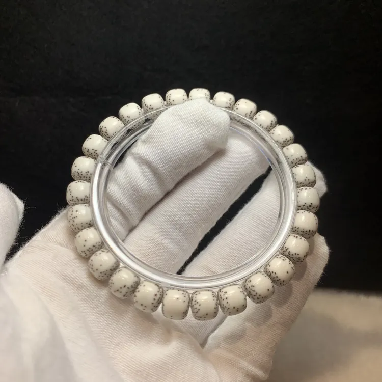 原生态顺白8×7mm同枝果，通体大留白小细星