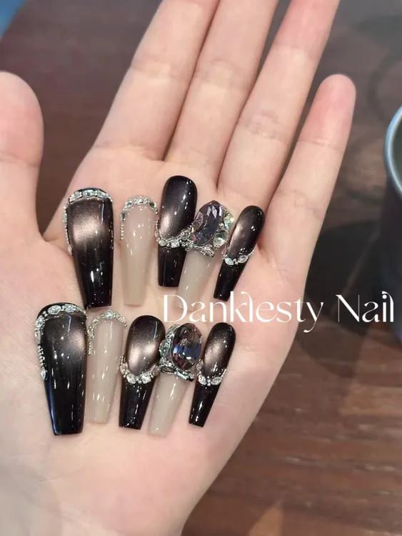 【圆舞曲】丹蔻斯汀高端轻奢纯手工穿戴甲显白玻璃珠猫眼重工堆钻款