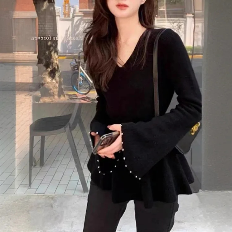 9262#黑色镶钻喇叭袖v领针织打底衫女冬季别致设计感内搭上衣