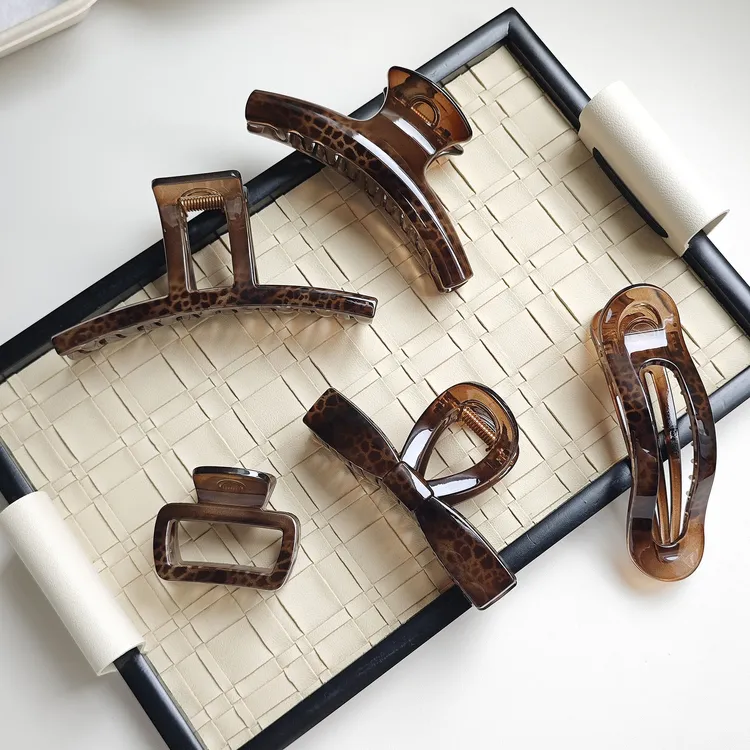 原创抓夹高级感2025秋冬新款盘发夹后脑勺鲨鱼夹豹纹发夹高端发饰