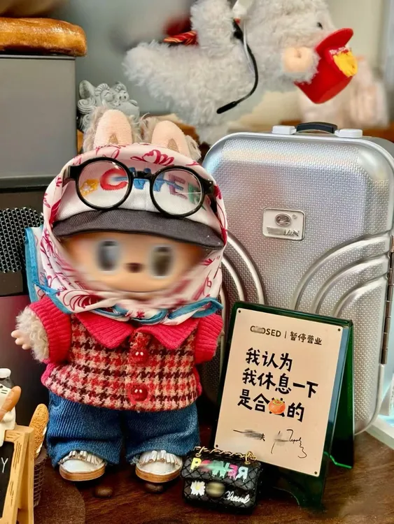 玩偶权志龙GD同款labubu娃衣千鸟格款一二三代公仔搭配黑白鞋子