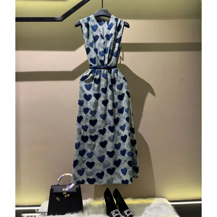 2025夏季新款时尚洋气设计感无袖裙复古独特别致爱心印花连衣裙子