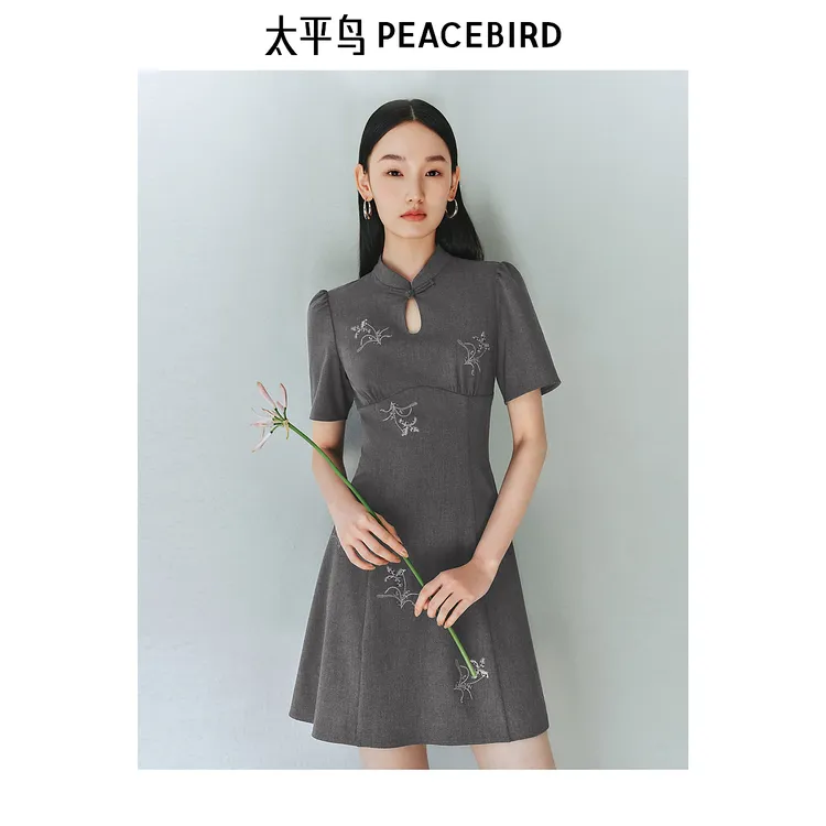 太平鸟新中式刺绣连衣裙25春新款镂空盘扣收腰短裙气质AAFAF1382