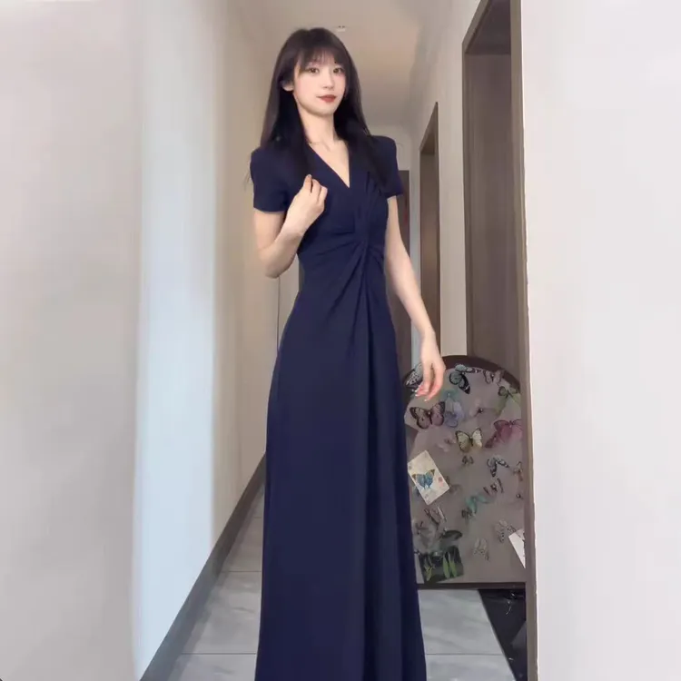 法式复古辣妹气质褶皱纽结V领连衣裙女装夏季收腰显瘦大摆长裙子
