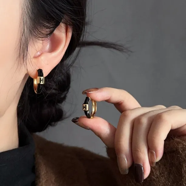 【黑糖饰品】秋冬百搭复古黑金撞色字母H耳环简约个性耳扣E1915