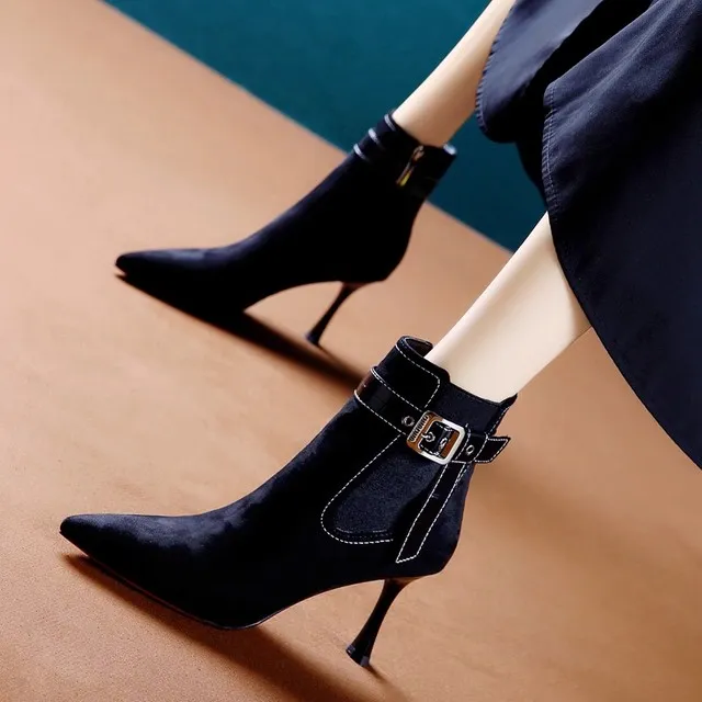 细跟弹力靴子2025秋季新款时尚设计感皮带扣短靴气质尖头高跟靴女