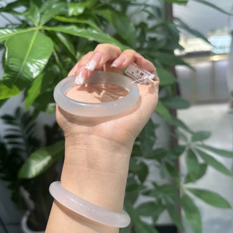 水润冰透的玉髓上手秒变冷白皮，像一汪清泉水真是温柔到骨子里