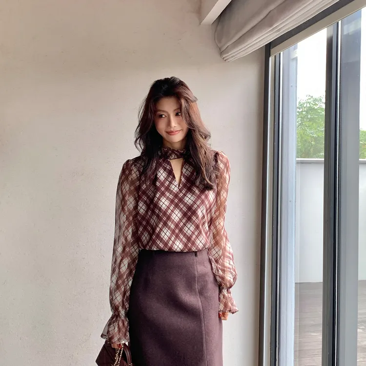 【ALONE SAVOR】龍喜儿格调派对 宫廷修身荷叶v领小衫衬衫T657