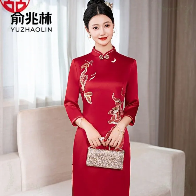 俞兆林展现高贵气质酒红秋款厚实时尚中老年女装