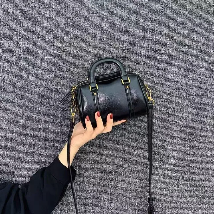 高级感复古软皮经典黑枕头包2025新款百搭圆筒小众轻奢手提斜挎包