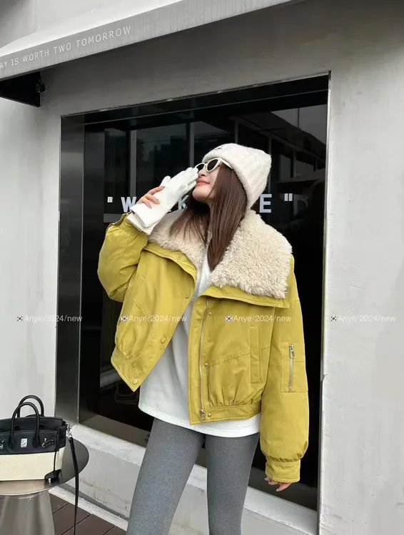 显白色娃娃领羊毛领羽绒服短款