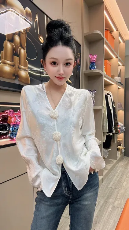 提花设计感花朵百搭V领长袖衬衫显瘦修身型时尚绣花中式女装