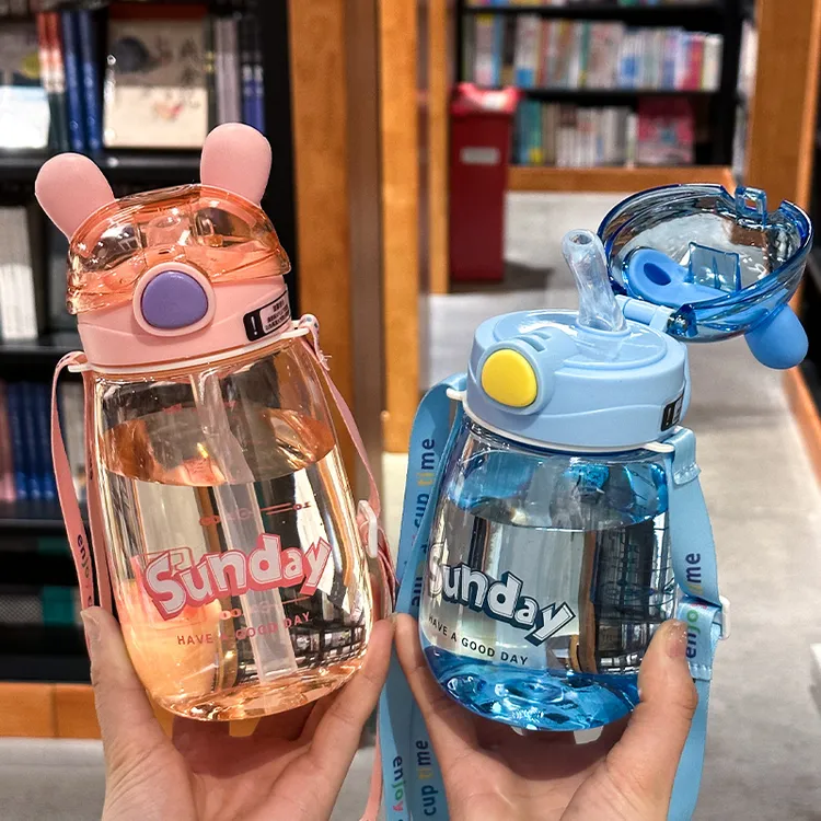 儿童水杯夏季小学生专用吸管杯小孩上学用的幼儿园水壶背带带吸管