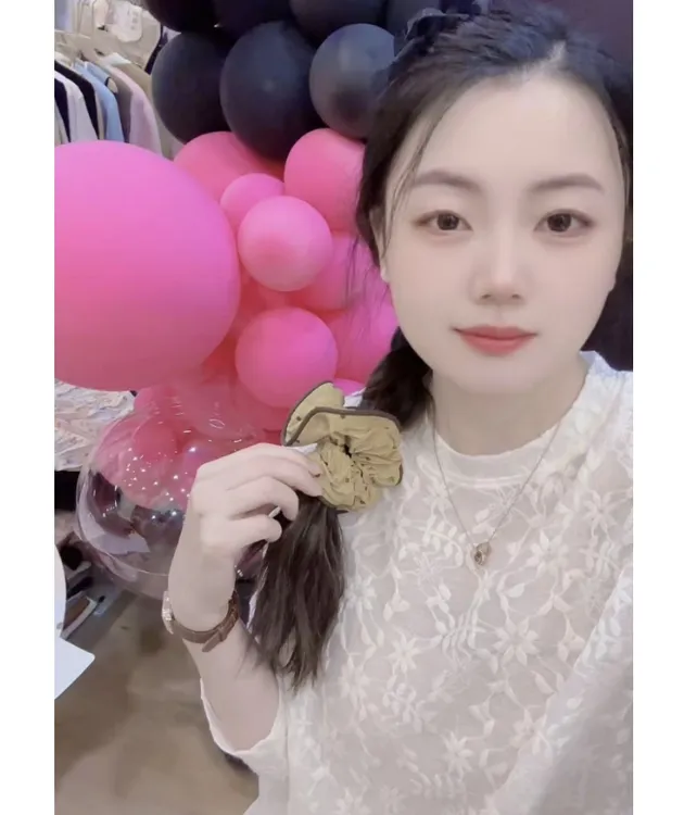 七言家巨好看！ins穿搭#奶芙杏浮雕花朵蕾丝长袖