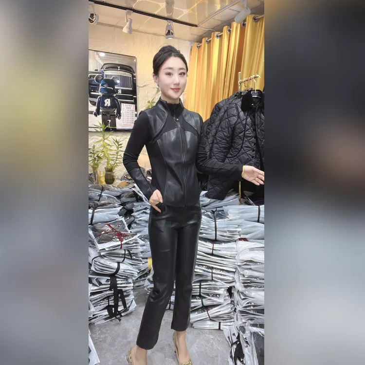 （9016）雅伊裳品家2025年秋冬新款拼皮显瘦简约加绒百搭皮衣