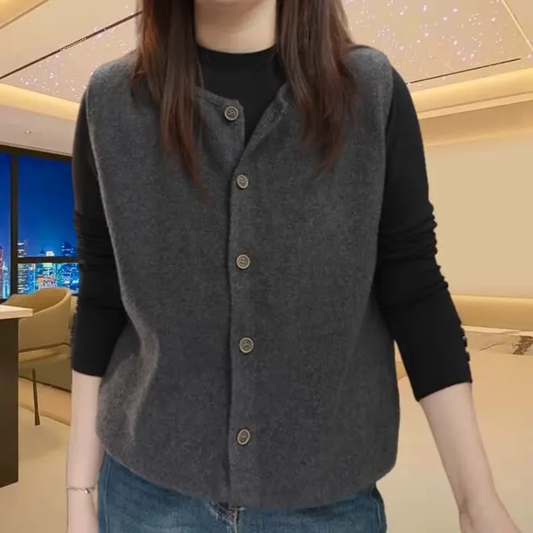 2025秋冬新款洋气圆领针织马甲女时尚单排扣保暖显瘦遮肉大码上衣