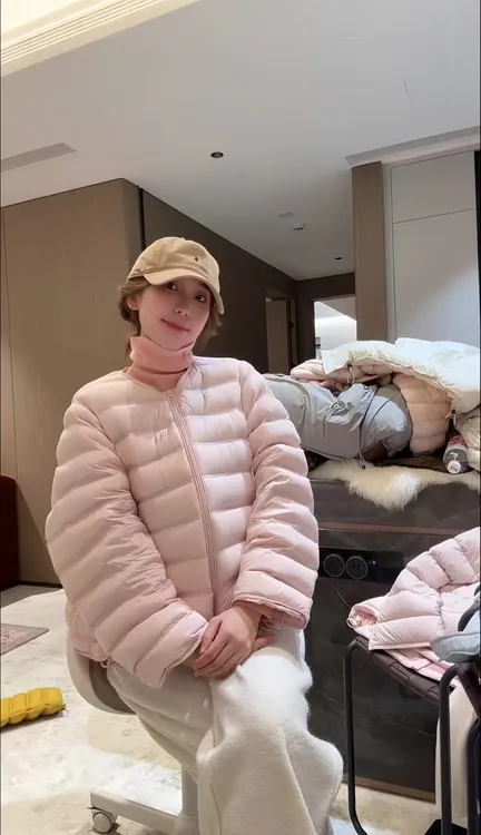 2025年新款百搭时尚排骨圆领95白鸭绒羽绒服A6531