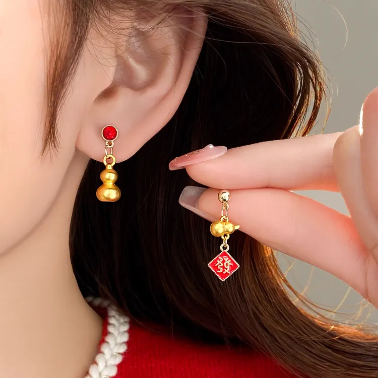 铜合金耳饰  红色不对称葫芦發字耳钉女2025新年新款耳环秋冬耳饰